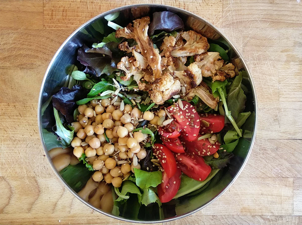 Cauliflower and chickpeas easy salad
